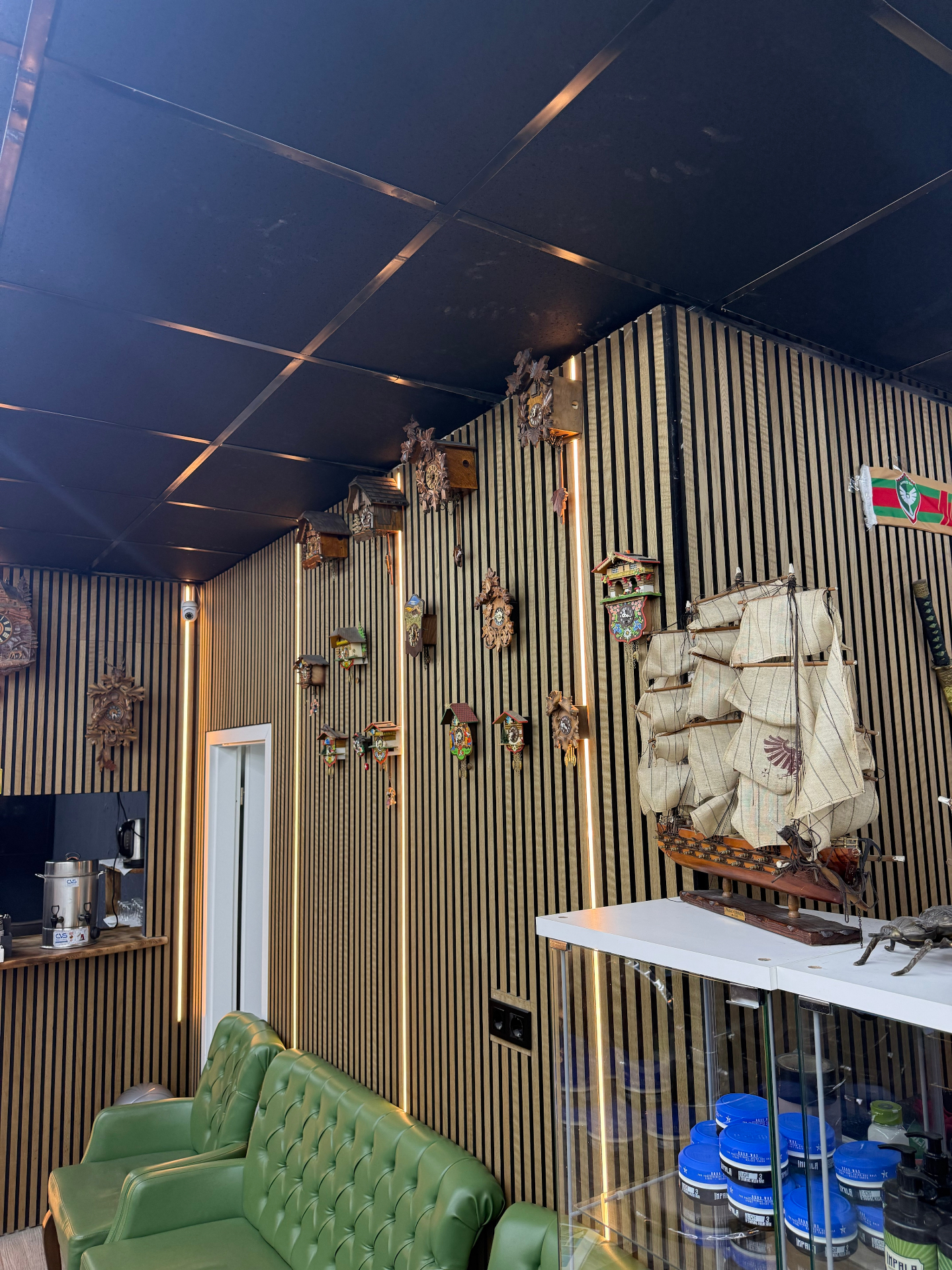 Wand mit Kuckucksuhren und Modellschiffen im Salon Impala